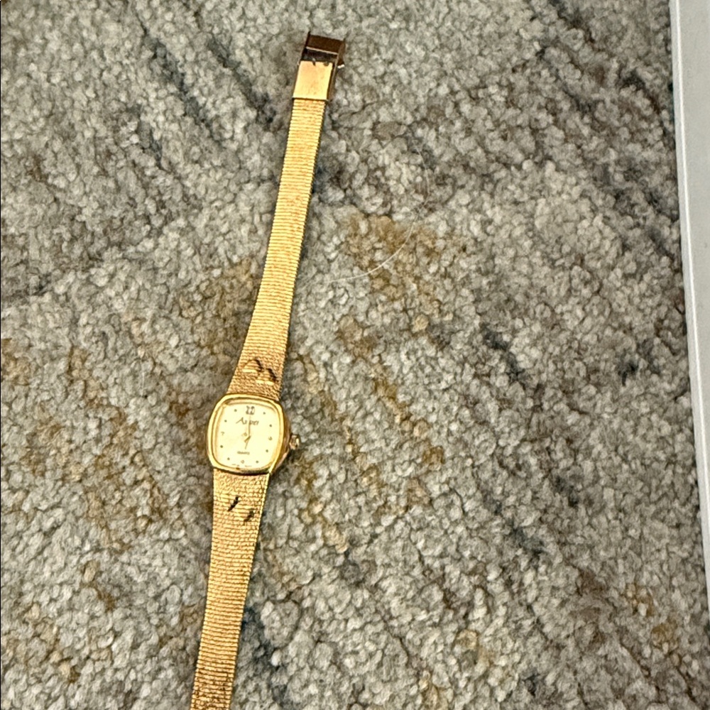Vintage Elegant Gold Watch